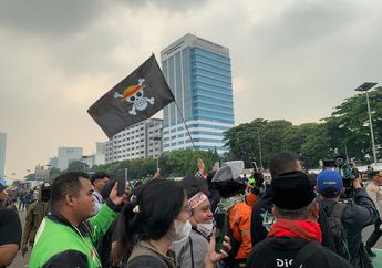 Demo di Depan Gedung DPR Hari Ini, Demonstran Kibarkan Bendera One Piece