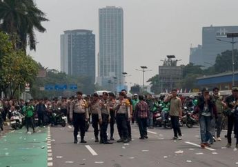 Demo di Depan Gedung DPR Ricuh hingga Polisi Tembakkan Gas Air Mata, Anggota Dewan Tetap Rapat Seperti Biasa