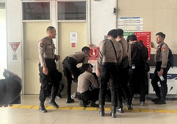 Situasi Terkini di Stasiun Palmerah, Polisi Introgasi Pengguna KRL