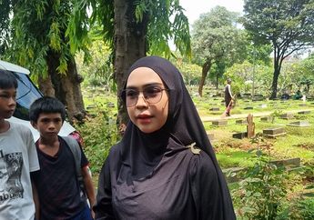 Ria Ricis Bagi-Bagi Santunan di Makam Affan Kurniawan, Ojol yang Tewas Terlindas Rantis Brimob