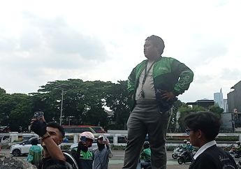 Teriaki Pembunuh, Para Pengendara Ojol Lempari Gedung DPR dengan Sampah