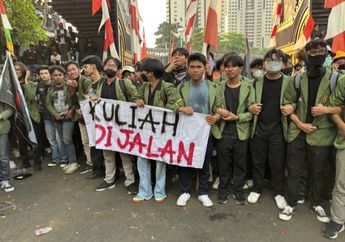 Hujan Deras, Polisi Paksa Pukul Mundur Pendemo di Polda Metro Jaya