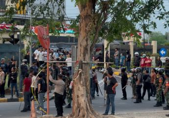 Demo di Mapolres Kota Bekasi, Polisi Mulai Tembakkan Gas Air Mata