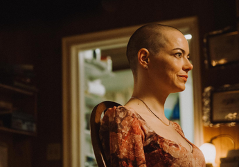 Sinopsis Film Bugonia, Emma Stone Dituduh Sebagai Alien Penghancur Bumi