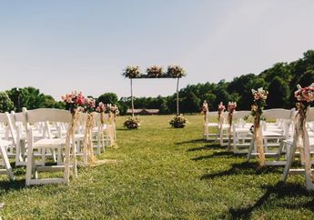 5 Perbandingan Menikah di Gedung dan Outdoor, Mana yang Lebih Cocok?