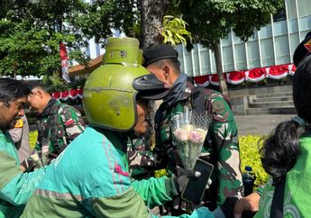 Momen Damai Ojol dan Aparat, Bunga Jadi Simbol Persaudaraan