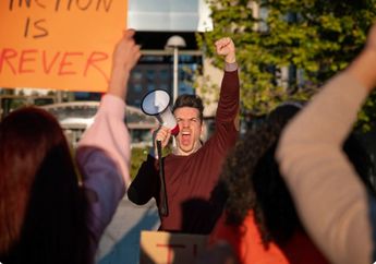 5 Arti Mimpi Bertemu Mantan Saat Demo, Pertanda Belum Move On?