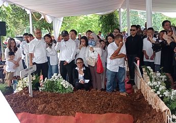 Tangis Keluarga Pecah di Prosesi Pemakaman Istri Ke-7 Soekarno, Yurike Sanger