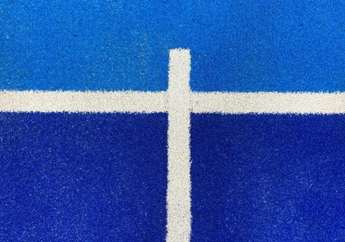 Kenapa Karpet Lapangan Padel Kini Berwarna Biru, Bukan Hijau Lagi?