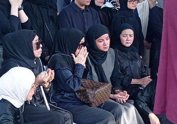 Olla Ramlan Jatuh Pingsan saat Tabur Bunga di Makam Ibunda, Sang Adik Ungkap Kondisinya