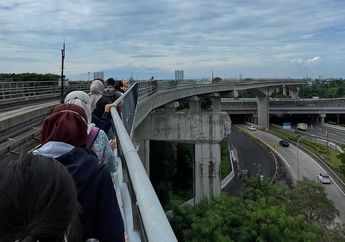 Viral! Penumpang LRT Jabodetabek Jalan Kaki 800 Meter di Ketinggian Lantaran Kereta Alami Gangguan