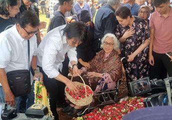 Air Mata Once Mekel Menetes, Antar Jenazah Ayah Mertua ke Peristirahatan Terakhir