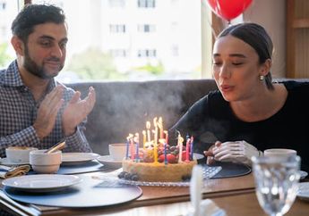 7 Arti Mimpi Meniup Lilin Ulang Tahun, Benarkah Pertanda Bakal Ada Harapan yang Terwujud?