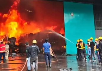 Diduga Korsleting Listrik, Pabrik Limbah di Bekasi Terbakar Hebat, Api Membesar Lalap Semua Material