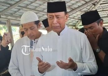 Pemakaman Rugaiya Usman Tak Digelar Secara Militer, Wiranto Tahan Tangis Saat Jenazah Istri Masuk Liang Lahat