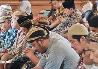 Tempati Saf Paling Depan, 2 Raja Keraton Solo Tertangkap Kamera Salat Jumat di Masjid Agung, Syarat Ambil Tahta?