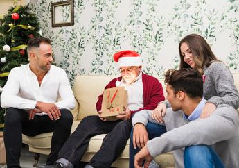 5 Ide Kado Natal untuk Orang Tua, Persembahan Terbaik dari Buah Hati di Hari Spesial