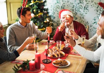 5 Tradisi Natal Paling Unik di Dunia, Termasuk Makan Bersama Kerabat yang Sudah Meninggal