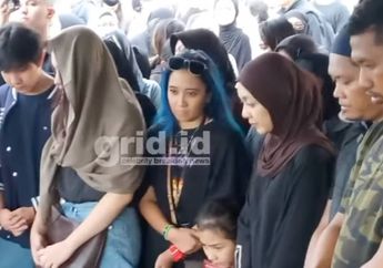 Masih Berduka, Richa Iskak Tolak Bahas Sosok Rambut Biru Viral yang 'Nimbrung' di Pemakaman Suami