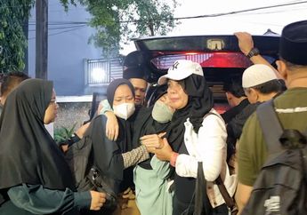 Karina Ranau Lemas, Dipapah 3 Orang Saat Tiba di Rumah Duka Bersama Jenazah Epy Kusnandar