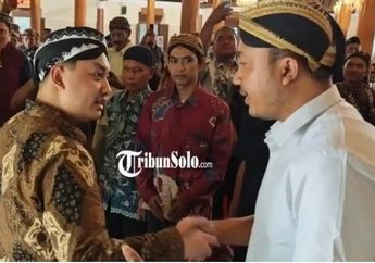 Terekam Saling Sapa Usai Salat Jumat, Dua Raja Keraton Kasunanan Surakarta Tak Canggung Berjabat Tangan