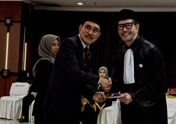 Diam-diam Resmi Jadi Pengacara, Ferry Salim Bagikan Momen Sakral Sumpah Advokat di Usia 58 Tahun