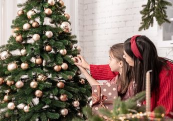 5 Tips Menghias Pohon Natal bersama Si Kecil, Abadikan Momen Sukacita dan Penuh Kehangatan bersama Buah Hati