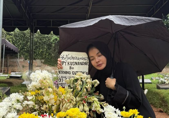 Kronologi Karina Ranau Dihujat Usai Bawa Ketupat dan Kue Kering ke Makam Epy Kusnandar, Sang Artis Naik Pitam dan Minta Lakukan ini