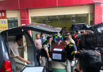 Haru, Prosesi Penyerahan Jenazah Korban Kebakaran Terra Drone Digelar di Depan Ruang Forensik RS Polri