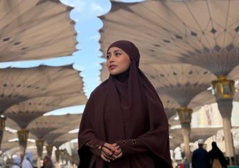 5 Potret Rachel Vennya Jalani Umrah, Tetap Nikmati Masakan Indonesia di Tanah Suci