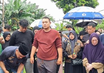 Bakti Terakhir, Gilang Dirga Turun Langsung Makamkan dan Azani Ayah Tercinta