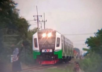 Viral Aksi Anak Perempuan Nekat Hadang Kereta di Sidoarjo, KAI Langsung Turun Tangan