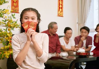5 Tradisi Imlek yang Tak Boleh Dilewatkan, Mulai dari Memberikan Angpao hingga Makan Malam Bersama Keluarga
