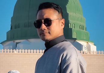 Momen Tak Terduga di Tanah Suci, Arie Untung Alami Luka Kepala Usai Terpukau Melihat Keindahan Ka'bah