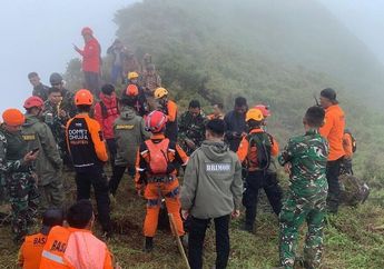 Innalillahi, Jasad Pria Ditemukan di Kedalaman Jurang 200 Meter, Begini Kondisi Evakuasi Korban Pesawat ATR 42-500 di Gunung Bulusaraung