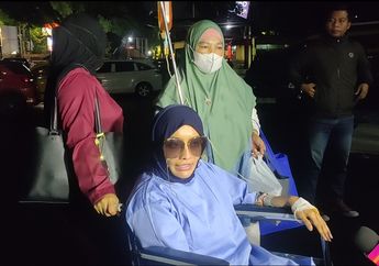 Pakai Kursi Roda dan Diinfus, Doktif Datangi Polres Jakarta Selatan untuk Jalan Pemeriksaan sebagai Tersangka 