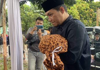 Hujan Iringi Pemakaman Anak Ke-4 Rizal Armada yang Meninggal Dunia di Dalam Kandungan