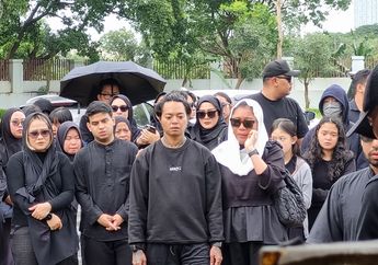 Detik-Detik Reza Arap Lepas Kepergian Lula Lahfah di Pemakaman, Tatapan Kosong Jadi Sorotan
