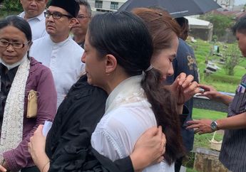 Pernah Berpacaran dengan Lucky Widja, Ardina Rasti Peluk Haru Istri Sang Mantan Usai Pemakaman