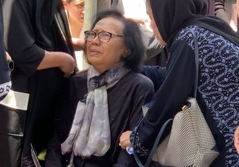 Pemakaman Lucky Widja Vokalis Element Berlangsung Haru, Sang Ibu Tak Kuasa Menahan Tangis