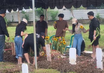 Keluarga Ziarah ke Makam Lula Lahfah, Kakak Hias Pusara Adik dengan Bunga Matahari