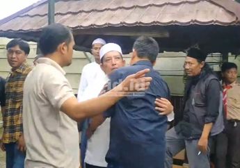 Tangis Apoy Wali Iringi Jenazah Sang Ayah Memasuki Rumah Duka