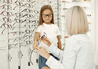 Buram saat Melihat Jauh? Itu Salah Satu Ciri Miopi! Kenali Penyebabnya