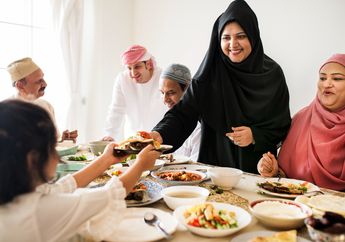 5 Arti Mimpi Buka Puasa dengan Orang Tua di Kampung, Pertanda Adanya Kerinduan dan Ketenangan Batin
