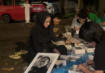 Karina Ranau Boyong Anak dan Karyawan Sahur di Makam Epy Kusnandar, Foto Kang Mus Jadi Teman Makan