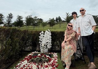 BCL Ziarah ke Makam Ashraf Sinclair Jelang Ramadan, Tiko Aryawardhana Setia Dampingi