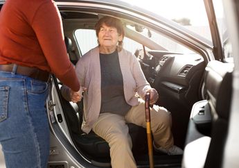 5 Tips Mudik Bersama Lansia, Jangan Lupa Persiapkan Obat-obatan dan Berikan Waktu Istirahat Selama Perjalanan