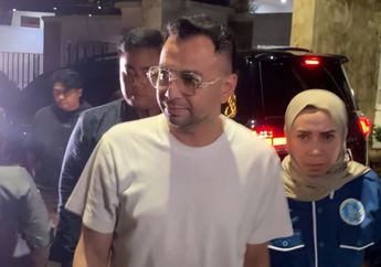 Didampingi Melly Goeslaw, Raffi Ahmad Melayat ke Rumah Duka Vidi Aldiano