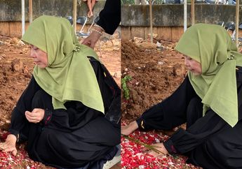 Tangis Ibunda Vidi Aldiano Pecah Saat Sentuh Tanah Makam sang Putra