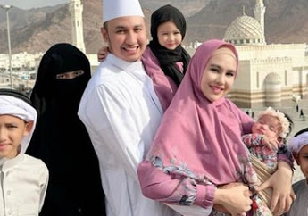 Di Tengah Ketegangan Timur Tengah, Habib Usman Mantap Ajak Kartika Putri dan Anak Umrah dan Lebaran di Makkah